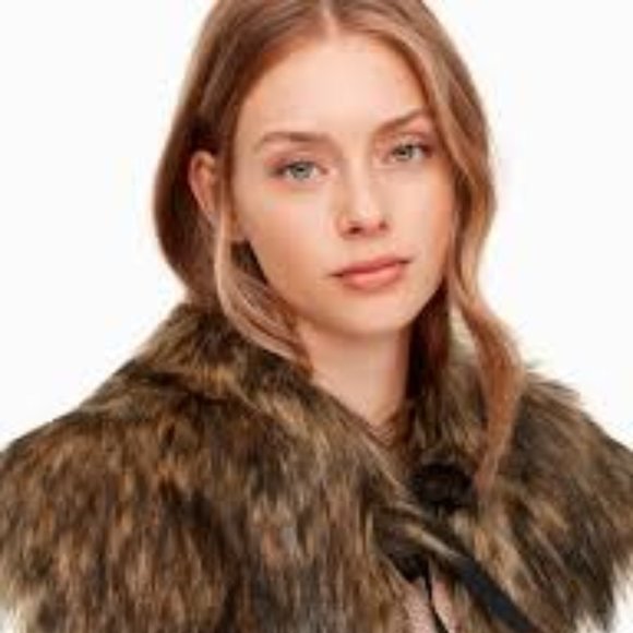 Aritzia Accessories - BNWT Aritzia Little Moon Faux Fur Collar Shawl